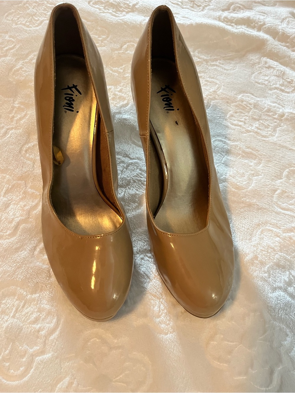 FIONI Clothing Beige Patent Round-Toe Pumps sz 9.5